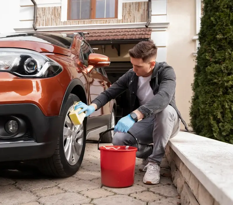 Lavage auto à domicile Saint-Pierre-lès-Elbeuf : professionnel intervenant sur un véhicule